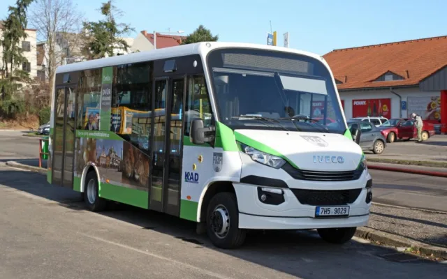 Dvůr Králové nad Labem má nový autobus MHD. Cestující si ho všimnou na první pohled