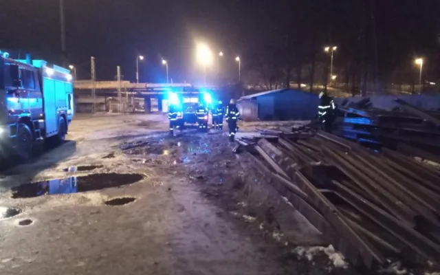 FOTO: O víkendu se hasiči nenudili. Řešili dopravní nehody i požár na vlakovém nádraží