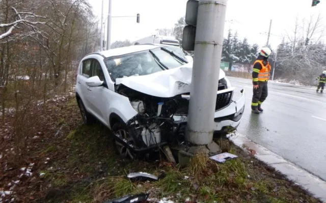 FOTO: O víkendu se hasiči nenudili. Řešili dopravní nehody i požár na vlakovém nádraží