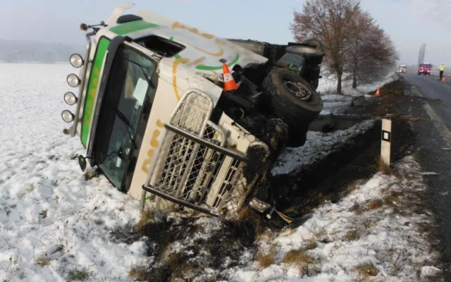 FOTO: O víkendu se hasiči nenudili. Řešili dopravní nehody i požár na vlakovém nádraží