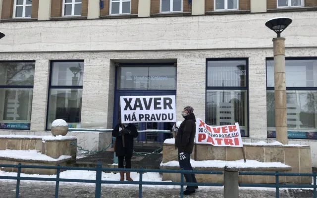 V Hradci se dnes demonstrovalo: kontroverzní Luboš Xaver Veselý do Českého rozhlasu (ne)patří