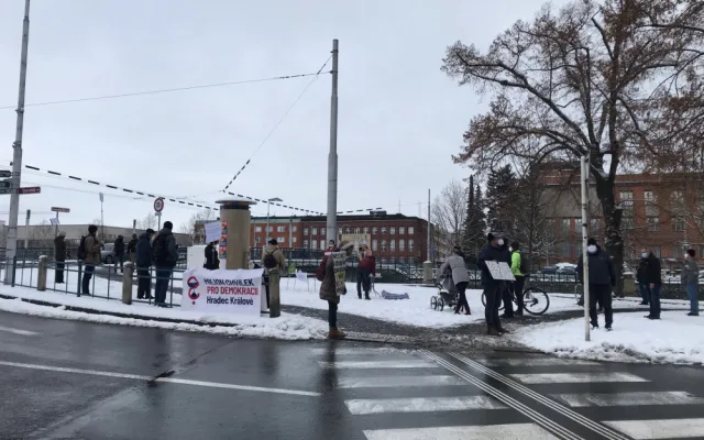 V Hradci se dnes demonstrovalo: kontroverzní Luboš Xaver Veselý do Českého rozhlasu (ne)patří