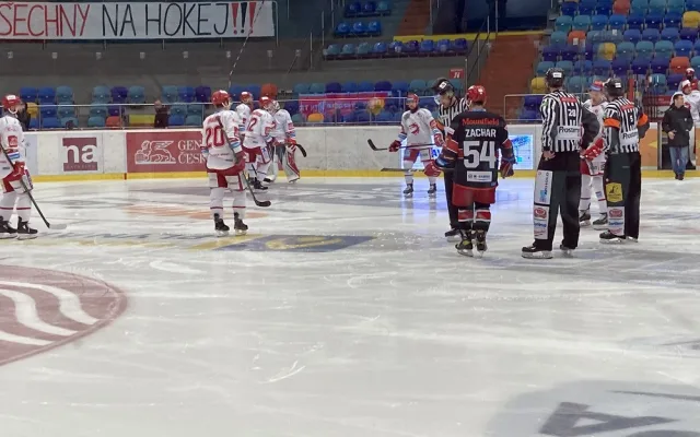 Start zápasu byl nejdřív odložen o 15 minut