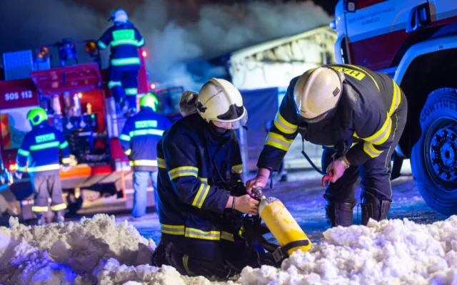 FOTO | VIDEO: V Sendražicích hořela skladovací hala na plasty a pneumatiky