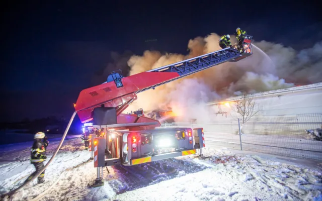 FOTO | VIDEO: V Sendražicích hořela skladovací hala na plasty a pneumatiky