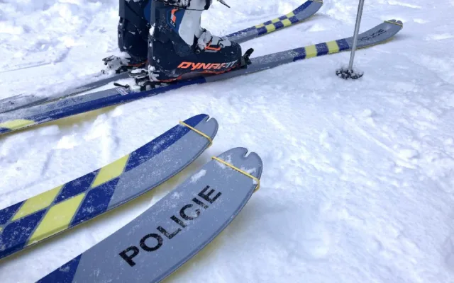 Policisté dostali lyže a vyrazili do terénu. V Krkonoších pomáhají strážcům parku