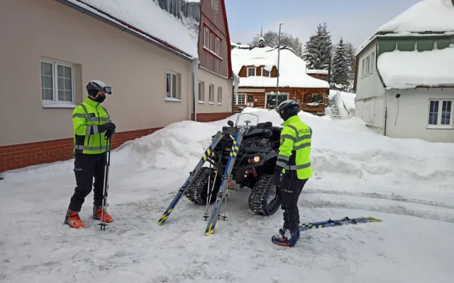 Policisté dostali lyže a vyrazili do terénu. V Krkonoších pomáhají strážcům parku