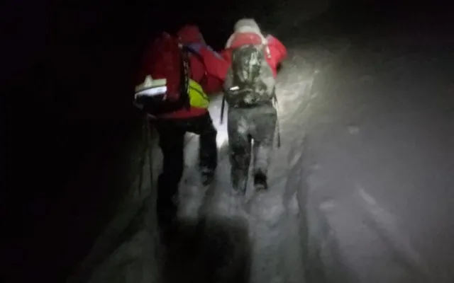 V teniskách a teplákách na Sněžku? Dvojici v Krkonoších musela zachraňovat Horská služba