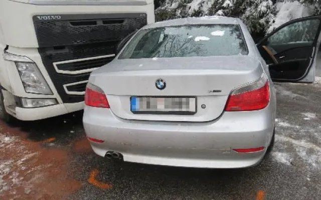 FOTO: Mladý řidič u Trutnova předjížděl náklaďák, čelně se srazil s protijedoucím autem