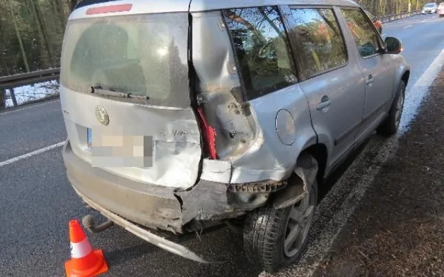 FOTO: U Hradce došlo k hromadné nehodě, řidič během jízdy narazil do dvou aut před sebou