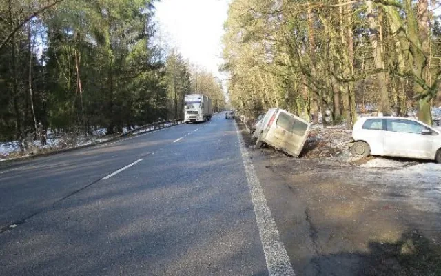FOTO: U Hradce došlo k hromadné nehodě, řidič během jízdy narazil do dvou aut před sebou