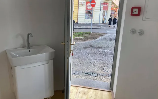 Kiosky na Pražském mostě jsou téměř hotové. Firma před koncem odstoupila od smlouvy