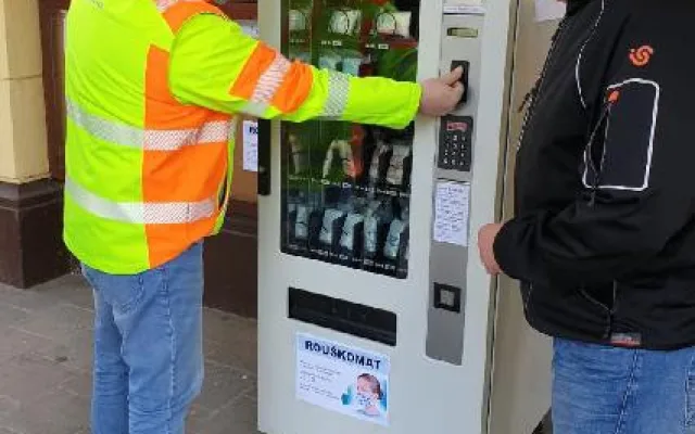 Peníze z prodeje roušek v rouškomatu Náchod využije na nákup polohovacích postelí pro seniory