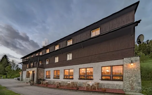 Po téměř 30 letech končí provozovateli Hromovky smlouva. S odkoupením hotelu mohou pomoct naši hosté, tvrdí