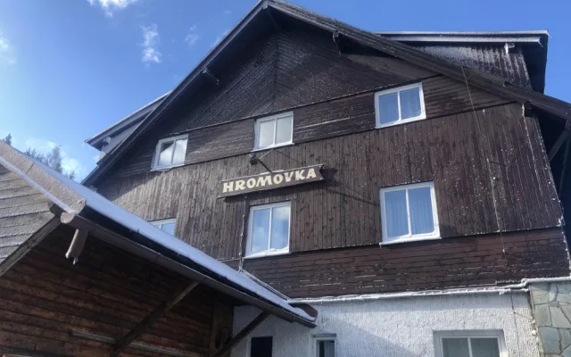 Po téměř 30 letech končí provozovateli Hromovky smlouva. S odkoupením hotelu mohou pomoct naši hosté, tvrdí