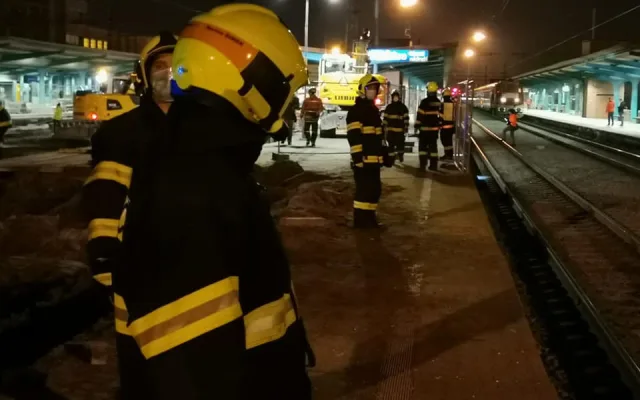 Hasiči na vlakovém nádraží v Pardubicích