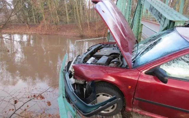 FOTO: Řidička u Skalice prorazila konstrukci mostu