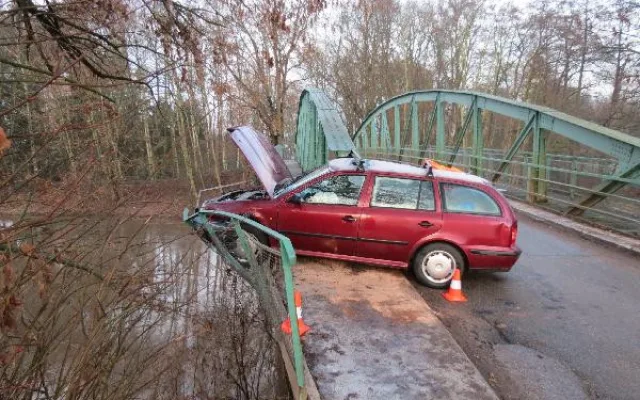 FOTO: Řidička u Skalice prorazila konstrukci mostu