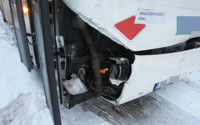 Na Trutnovsku do silnice vběhli koně. Způsobili nehodu dvou autobusů a dvou osobáků