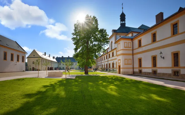 Zavřený Kuks lidi neodradil. Ve velkém navštěvovali jeho venkovní areál