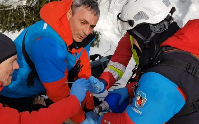 Lavina, která v pondělí zabila muže, se uvolnila po opakovaném sjezdu skialpinistů