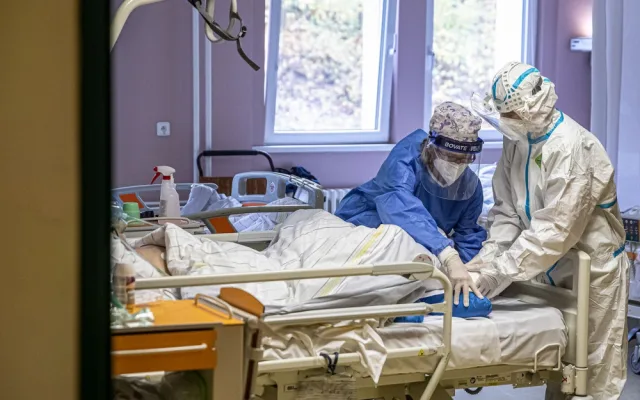 Za covidového pacienta na standardním lůžku nemáme od pojišťovny ani korunu, říká ředitel Trutnovské nemocnice Miroslav Procházka