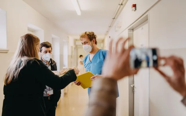 Lidé z napekli pro náchodskou nemocnici 65 štrůdlů, aby podpořili nejenom zdravotníky, ale i místní jabloň