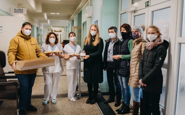 Lidé z napekli pro náchodskou nemocnici 65 štrůdlů, aby podpořili nejenom zdravotníky, ale i místní jabloň