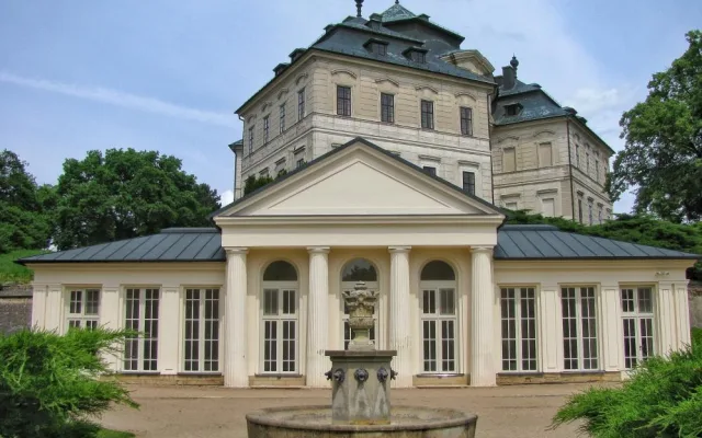 V Chlumci nad Cidlinou se opravuje zámek. Konání svateb ani návštěvníky rekonstrukce neomezí