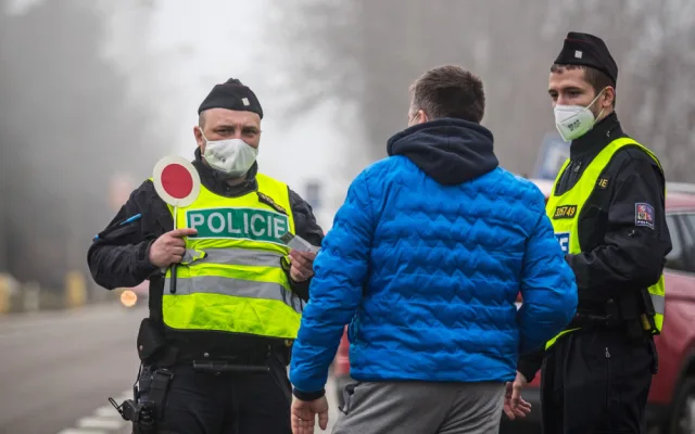 Dodržování opatření v kraji? Řidiči pod vlivem a cizinci bez dokladů