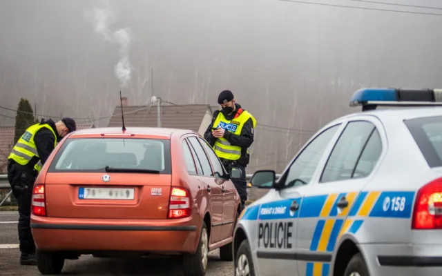Dodržování opatření v kraji? Řidiči pod vlivem a cizinci bez dokladů