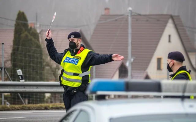 Dodržování opatření v kraji? Řidiči pod vlivem a cizinci bez dokladů