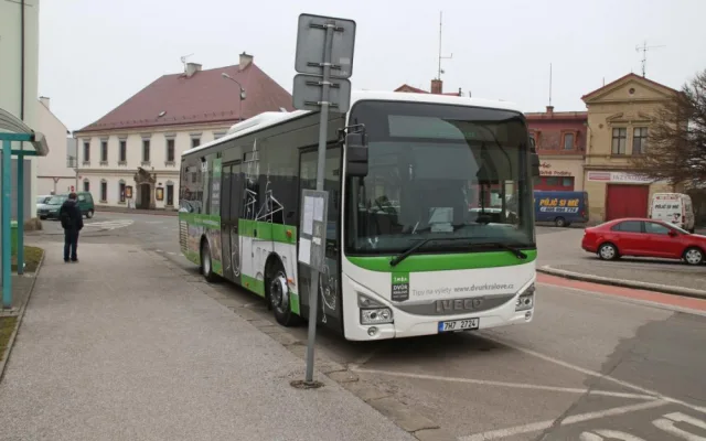 Tento týden začal jezdit ve Dvoře Králové nový autobus. Převeze až 70 cestujících najedou