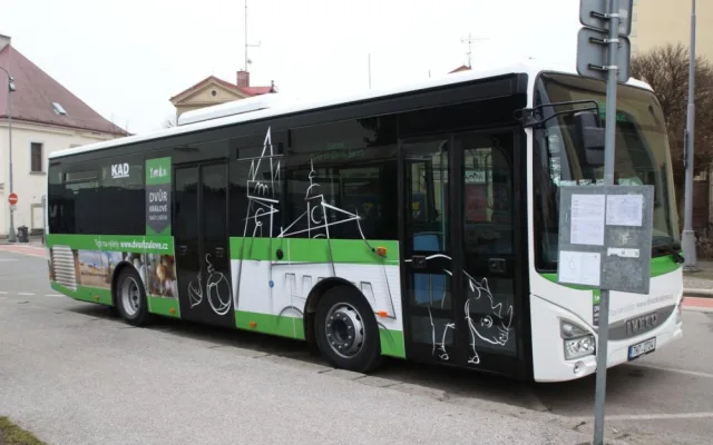 Tento týden začal jezdit ve Dvoře Králové nový autobus. Převeze až 70 cestujících najedou