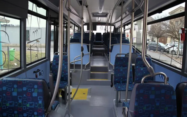 Tento týden začal jezdit ve Dvoře Králové nový autobus. Převeze až 70 cestujících najedou