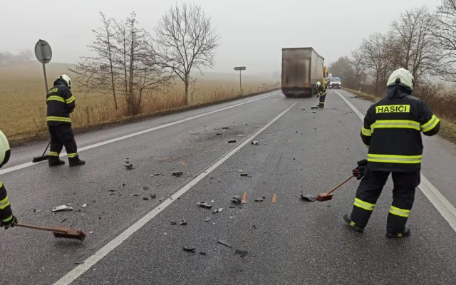 Nehoda tří vozidel uzavřela silnici u Sobotky. Jeden z řidičů za volantem usnul