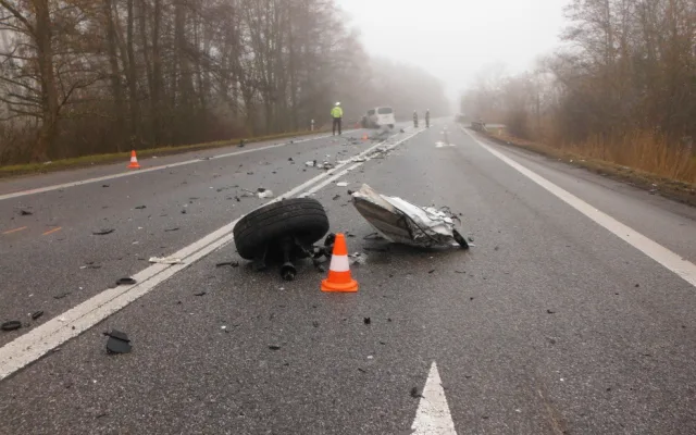 Nehoda tří vozidel uzavřela silnici u Sobotky. Jeden z řidičů za volantem usnul