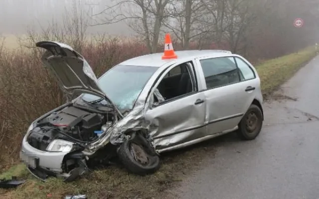 Nehoda tří vozidel uzavřela silnici u Sobotky. Jeden z řidičů za volantem usnul