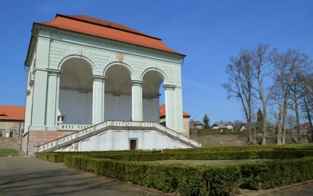 Rekonstrukce Valdštejnské lodžie v Jičíně se zkomplikovala. Zdi a trámy jsou v horším stavu, než se předpokládalo