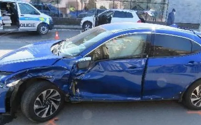 Kapela Poetika měla v Hradci Králové dopravní nehodu. Do jejich auta narazil mladý řidič BMW