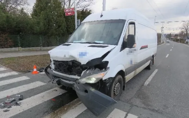 Nepozornost za volantem skončila v Hradci Králové sraženou chodkyní