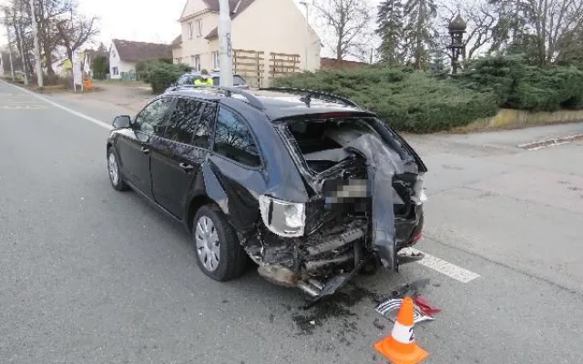 Nepozornost za volantem skončila v Hradci Králové sraženou chodkyní