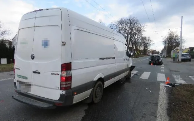 Nepozornost za volantem skončila v Hradci Králové sraženou chodkyní