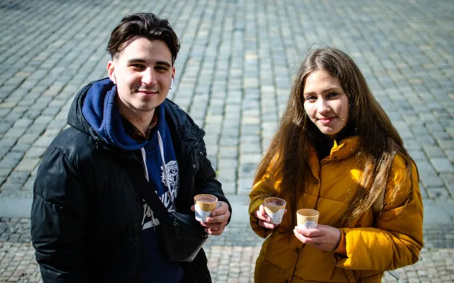 Slaný kelímek na pivo, sladký na kávu. Miroslav z Hradce Králové s kamarádkou vyrábí jedlé kelímky