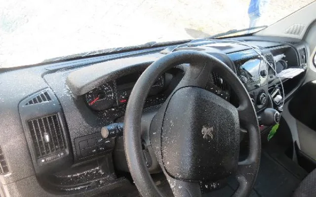 Neodstraněný led z náklaďáků opět páchal škody na protijedoucích autech