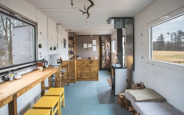 Kulturní sauna NUUK v Hradci Králové je prázdná, ze břehu ji hlídají nutrie. Letos oslaví páté narozeniny