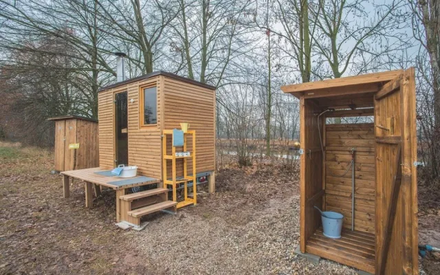 Kulturní sauna NUUK v Hradci Králové je prázdná, ze břehu ji hlídají nutrie. Letos oslaví páté narozeniny