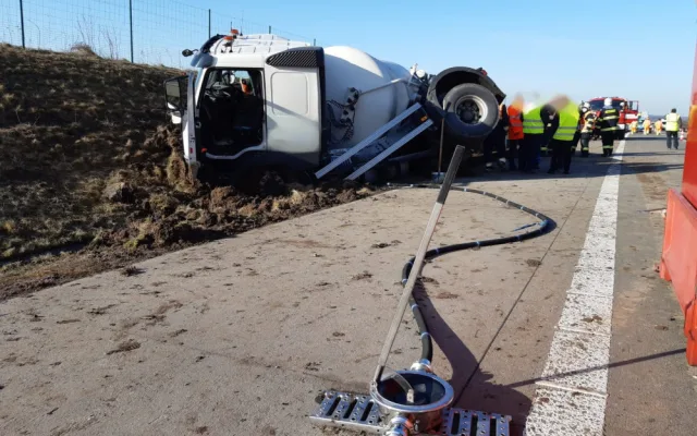 Na D11 se převrátila cisterna s naftou a benzinem