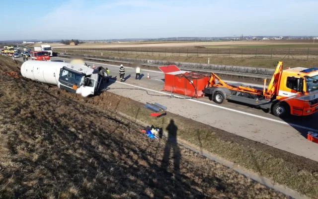 Na D11 se převrátila cisterna s naftou a benzinem