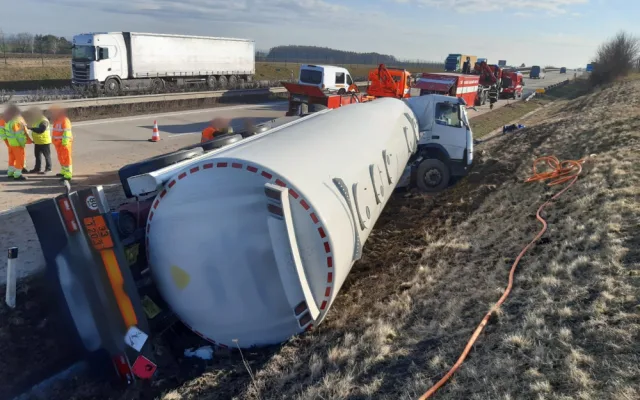 Na D11 se převrátila cisterna s naftou a benzinem